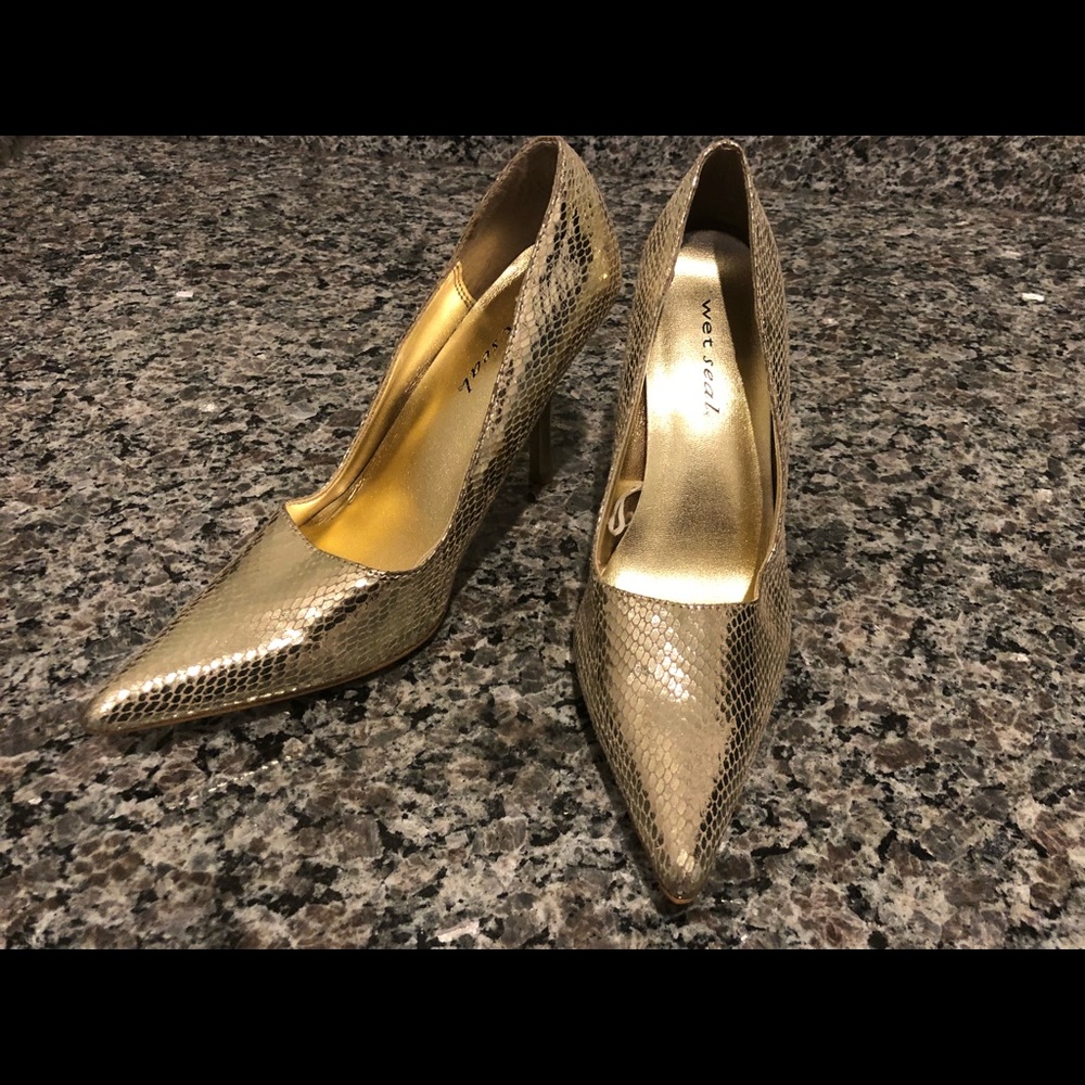 Wet Seal Gold Snake Pumps